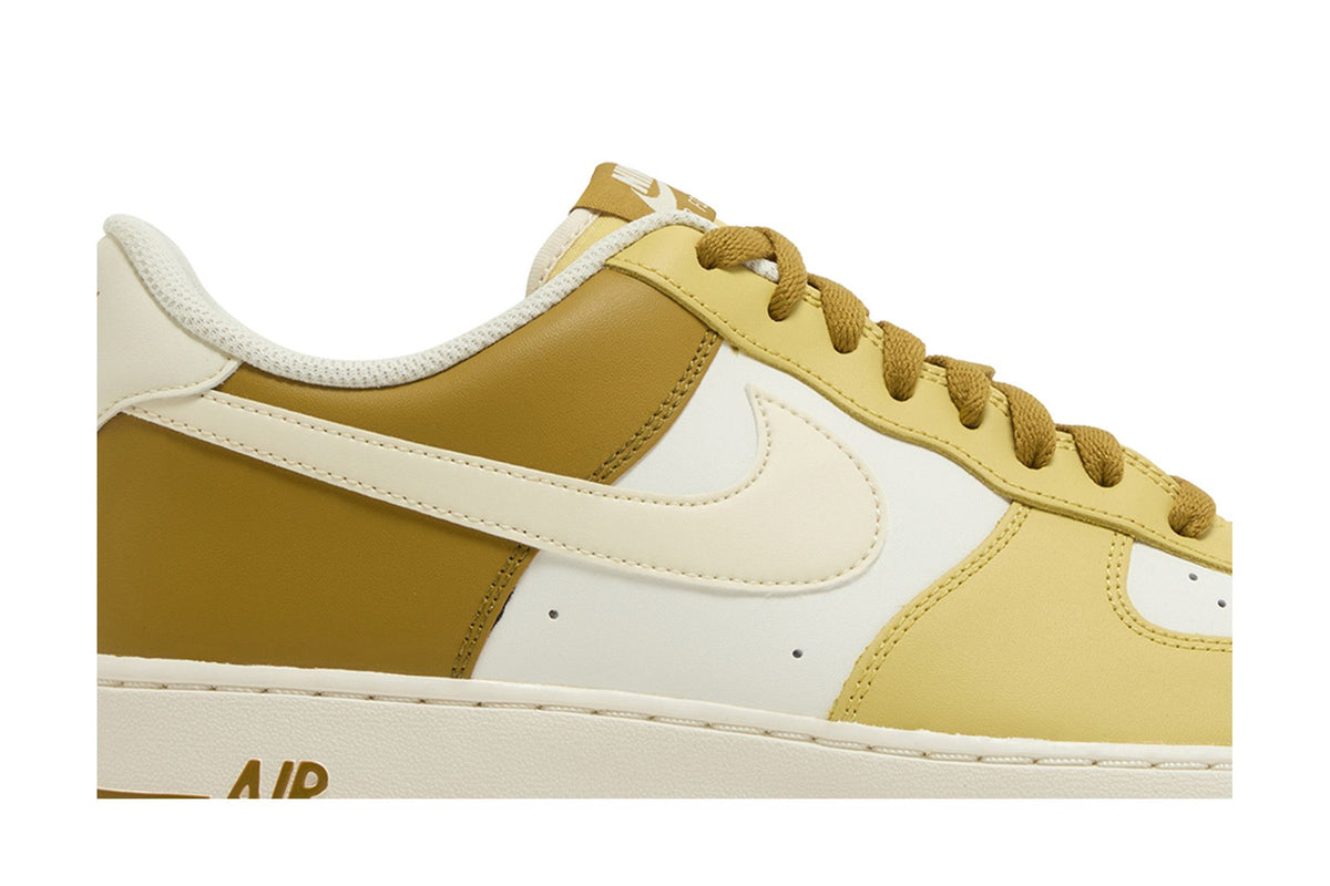 Nike Air Force 1 Low '07 Bronzine Saturn Gold sneaker afbeelding 2 - stylecode FZ4034-716