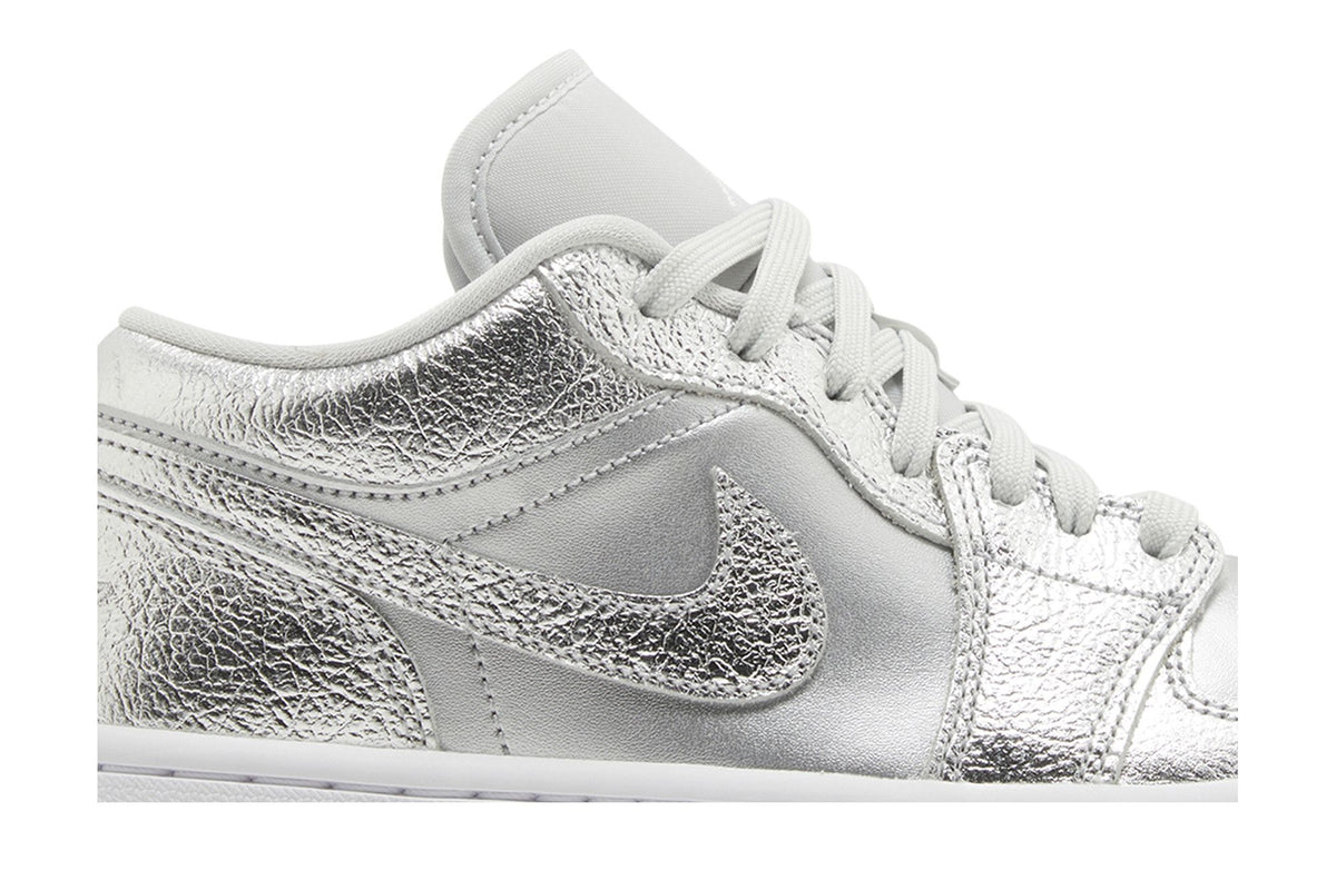 Jordan 1 Low SE Metallic Silver (Women's) sneaker afbeelding 2 - stylecode FN5030-001