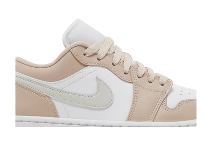 Jordan 1 Low Particle Beige (Women's) sneaker afbeelding 2 - stylecode DC0774-120