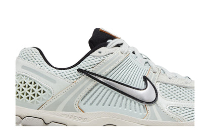 Nike Zoom Vomero 5 Light Silver Chrome (Women's) sneaker afbeelding 2 - stylecode FN6742-001