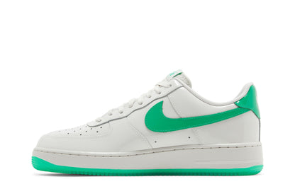 Nike Air Force 1 Low '07 Patent Platinum Tint Stadium Green sneaker afbeelding 3 - stylecode HF4864-094