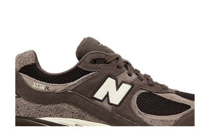 New Balance 2002R Shoe Palace Volcanic Rocks Brown sneaker afbeelding 2 - stylecode M2002RGM