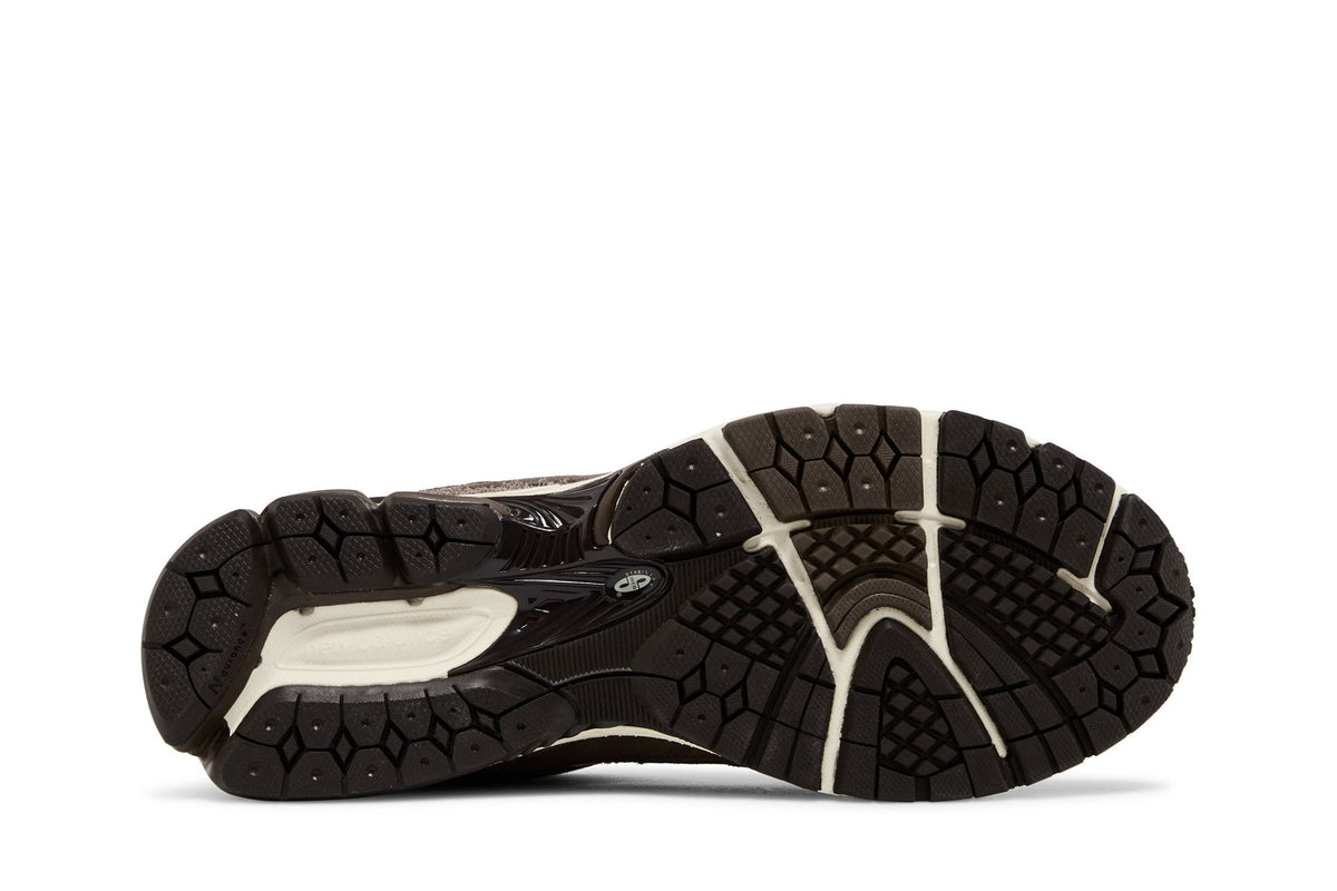 New Balance 2002R Shoe Palace Volcanic Rocks Brown sneaker afbeelding 4 - stylecode M2002RGM