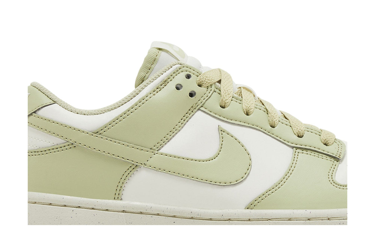 Nike Dunk Low Next Nature Olive Aura (Women's) sneaker afbeelding 2 - stylecode HF5384-300