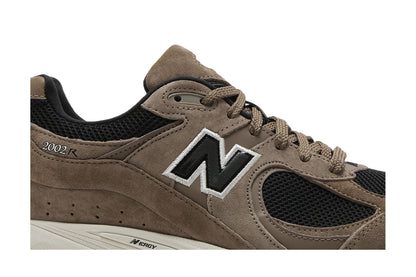 New Balance 2002R Driftwood Black sneaker afbeelding 2 - stylecode M2002RTJ