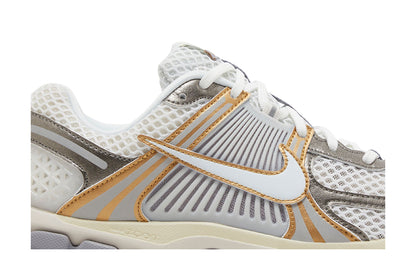 Nike Zoom Vomero 5 Platinum Tint Metallic Gold sneaker afbeelding 2 - stylecode HJ7247-099