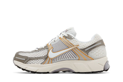 Nike Zoom Vomero 5 Platinum Tint Metallic Gold sneaker afbeelding 3 - stylecode HJ7247-099