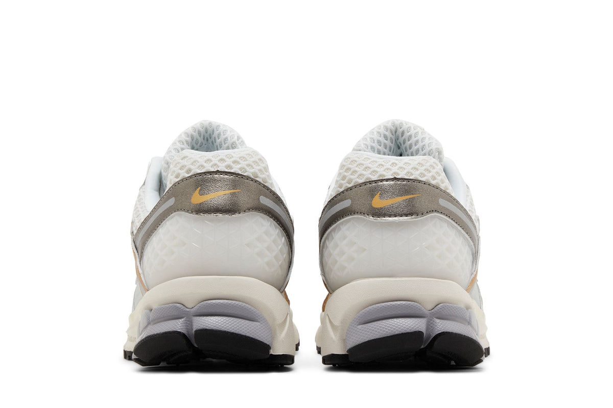 Nike Zoom Vomero 5 Platinum Tint Metallic Gold sneaker afbeelding 6 - stylecode HJ7247-099