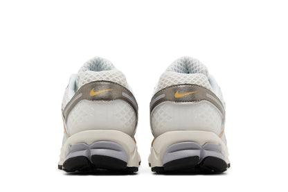 Nike Zoom Vomero 5 Platinum Tint Metallic Gold sneaker afbeelding 6 - stylecode HJ7247-099