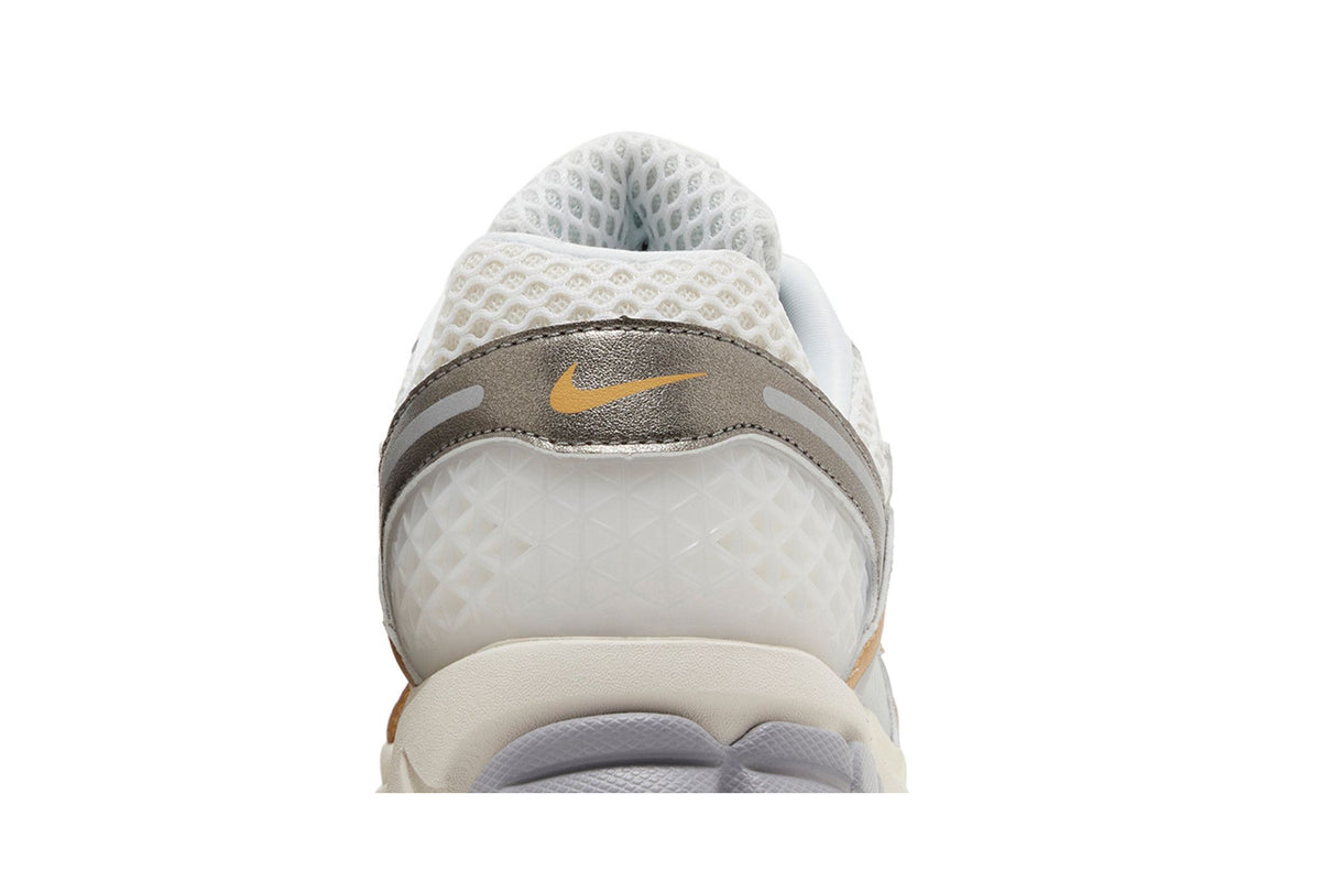 Nike Zoom Vomero 5 Platinum Tint Metallic Gold sneaker afbeelding 7 - stylecode HJ7247-099