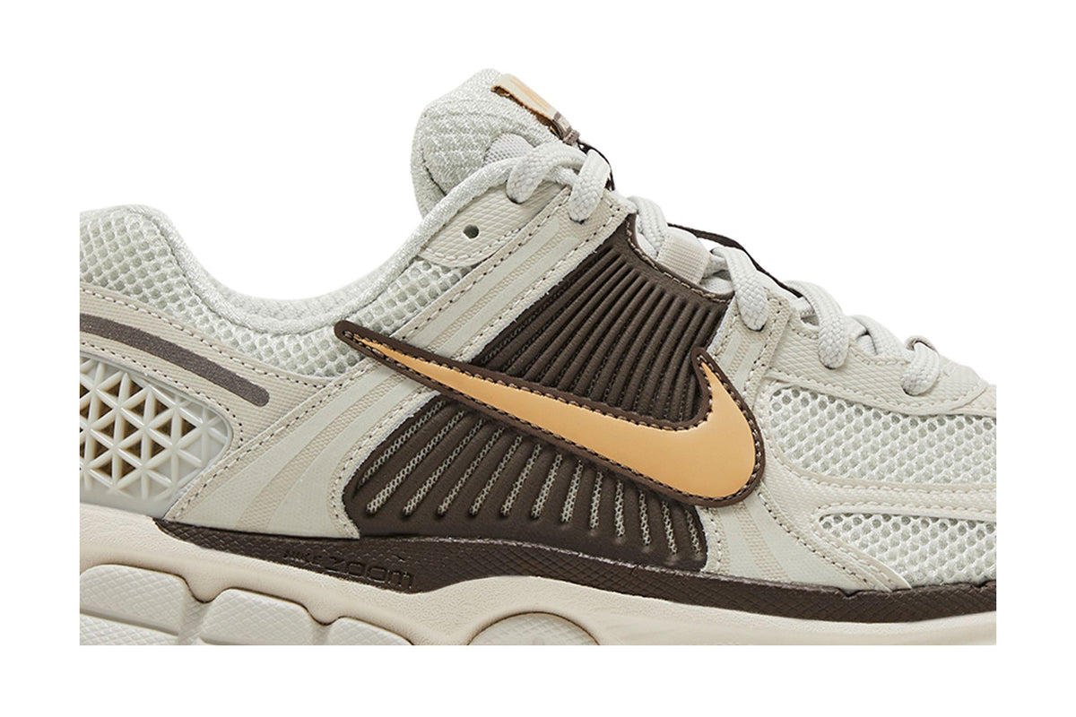Nike Zoom Vomero 5 Light Bone Ironstone (Women's) sneaker afbeelding 2 - stylecode HM9657-001