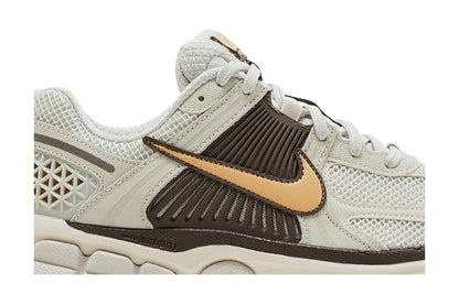 Nike Zoom Vomero 5 Light Bone Ironstone (Women's) sneaker afbeelding 2 - stylecode HM9657-001