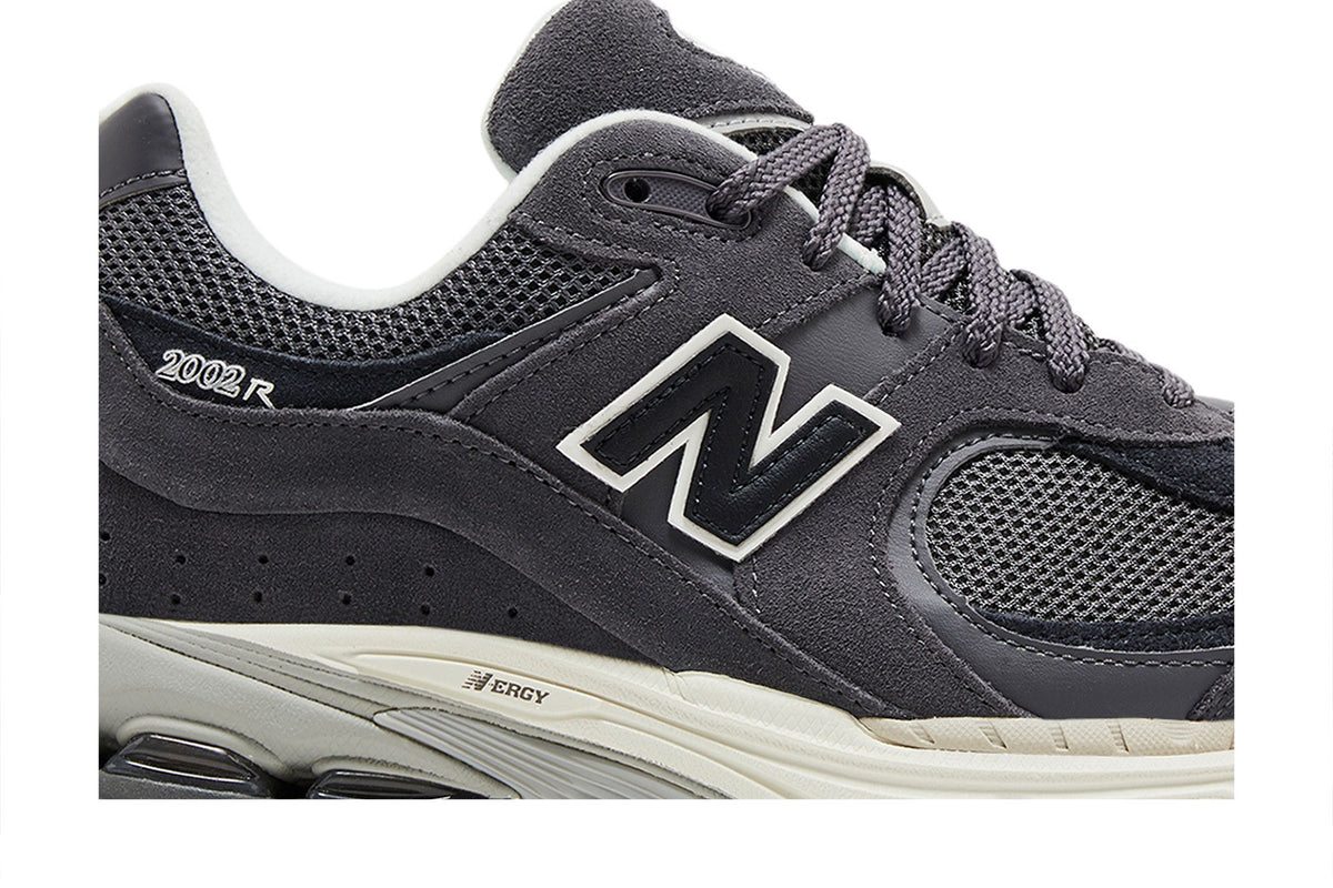 New Balance 2002R Monochrome Pack Grey sneaker afbeelding 2 - stylecode M2002RFL