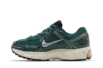 Nike Zoom Vomero 5 Vintage Green Light Orewood Brown Hemp Chrome (Women's) sneaker afbeelding 3 - stylecode FN6742-300