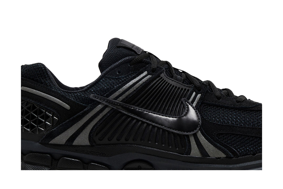 Nike Zoom Vomero 5 Black Metallic Dark Grey sneaker afbeelding 2 - stylecode HF1553-001