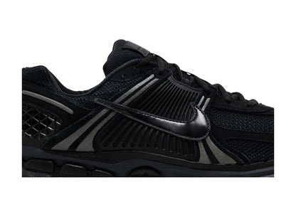 Nike Zoom Vomero 5 Black Metallic Dark Grey sneaker afbeelding 2 - stylecode HF1553-001