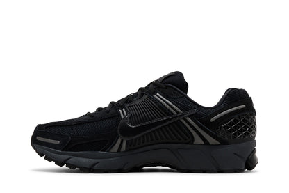 Nike Zoom Vomero 5 Black Metallic Dark Grey sneaker afbeelding 3 - stylecode HF1553-001