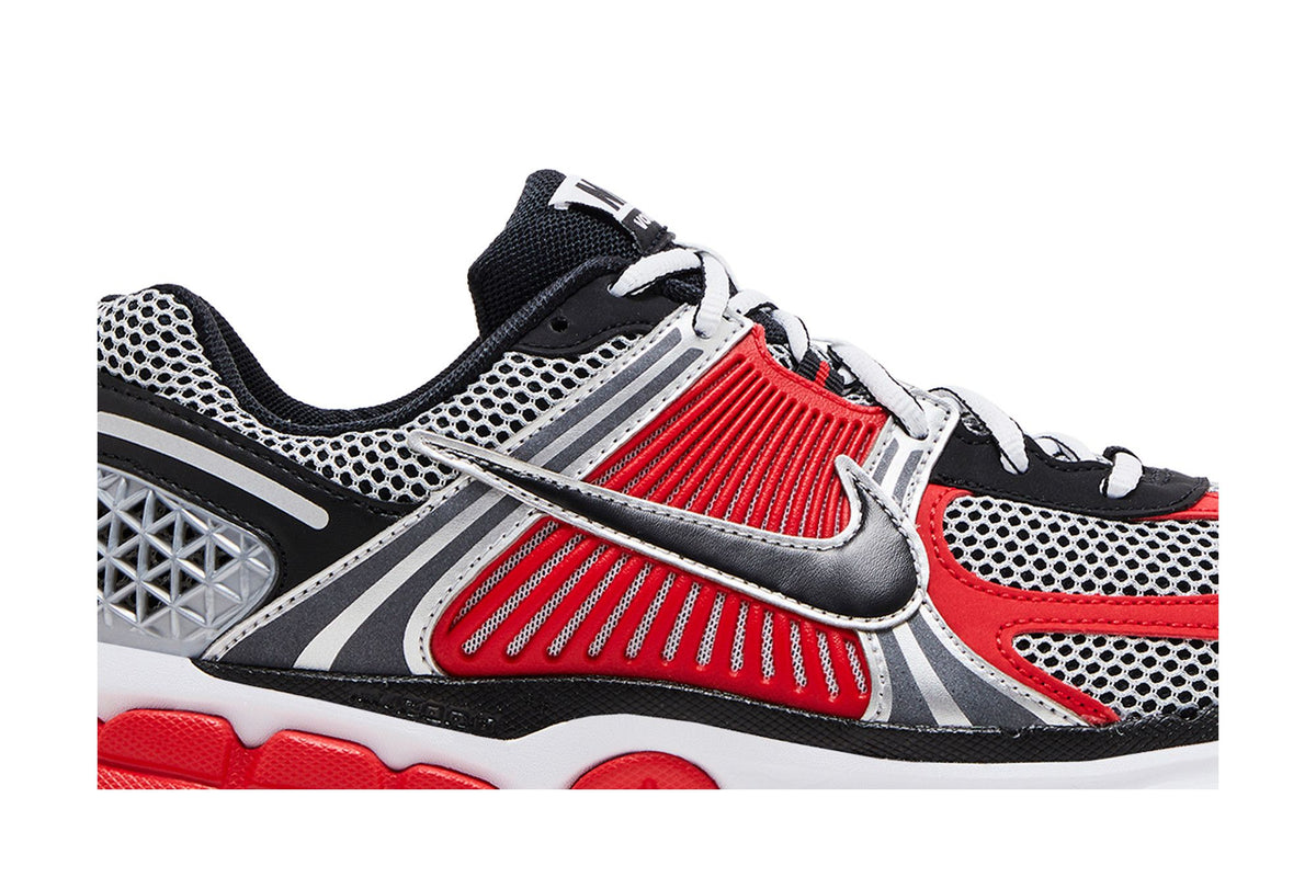 Nike Zoom Vomero 5 Metallic Silver University Red sneaker afbeelding 2 - stylecode HV0926-095