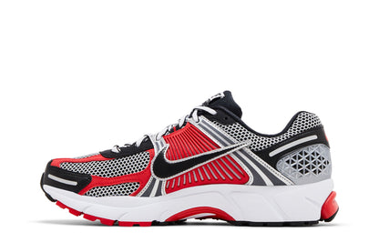 Nike Zoom Vomero 5 Metallic Silver University Red sneaker afbeelding 3 - stylecode HV0926-095