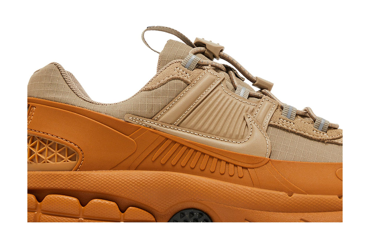 Nike Zoom Vomero 5 Roam Flax (Women's) sneaker afbeelding 2 - stylecode HQ2181-200