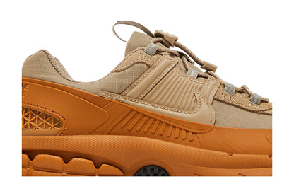 Nike Zoom Vomero 5 Roam Flax (Women's) sneaker afbeelding 2 - stylecode HQ2181-200