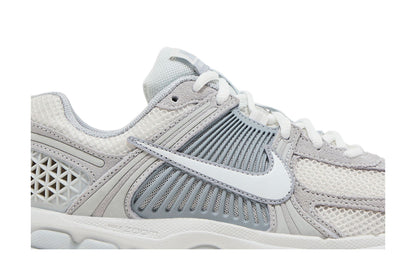 Nike Zoom Vomero 5 Pure Platinum Platinum Tint Wolf Grey Summit White (Women's) sneaker afbeelding 2 - stylecode HQ0458-001