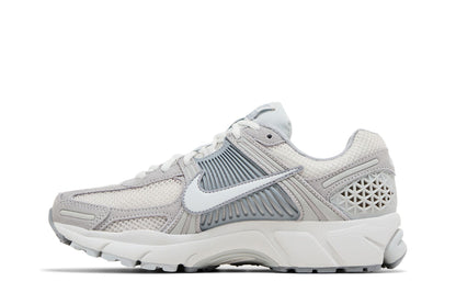 Nike Zoom Vomero 5 Pure Platinum Platinum Tint Wolf Grey Summit White (Women's) sneaker afbeelding 3 - stylecode HQ0458-001