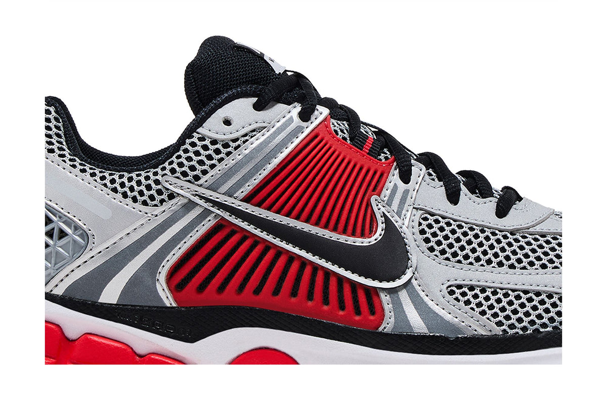Nike Zoom Vomero 5 Bright Crimson Metallic Silver sneaker afbeelding 2 - stylecode FJ4151-005