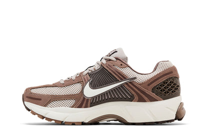 Nike Zoom Vomero 5 Mink Brown sneaker afbeelding 3 - stylecode HF1553-004