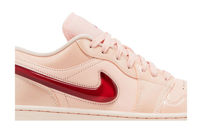 Jordan 1 Low Patent Valentine's Day (Women's) sneaker afbeelding 2 - stylecode HF3174-600