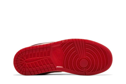 Jordan 1 Low Patent Valentine's Day (Women's) sneaker afbeelding 4 - stylecode HF3174-600