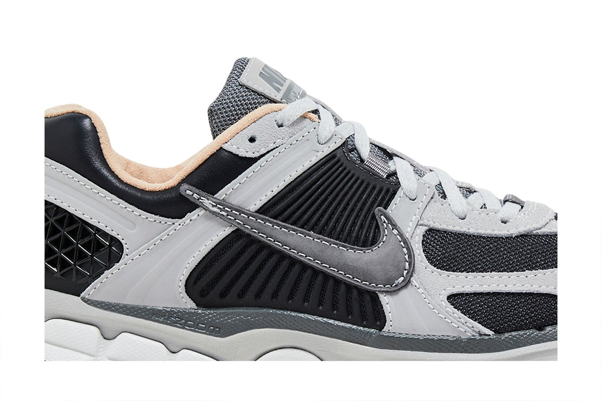 Nike Zoom Vomero 5 Dark Smoke Grey Vachetta sneaker afbeelding 2 - stylecode HV5982-001