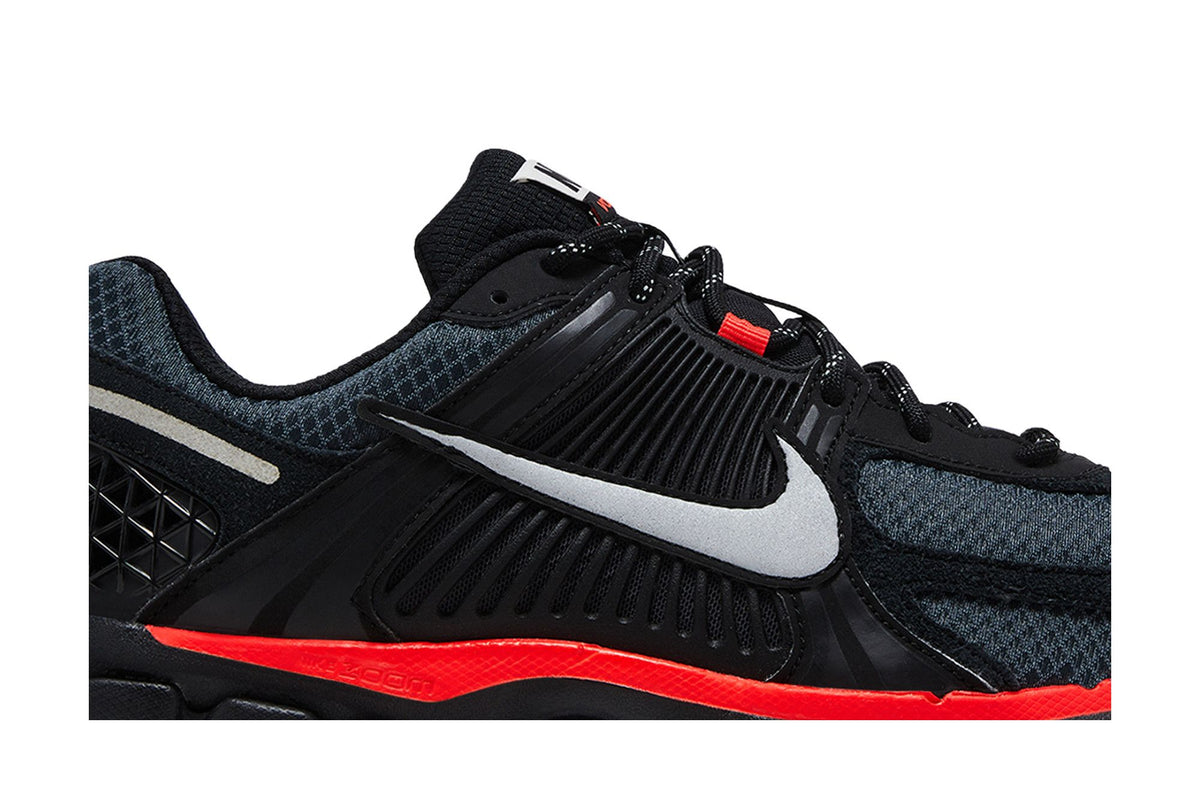 Nike Zoom Vomero 5 Black Metallic University Red sneaker afbeelding 2 - stylecode HV2527-002