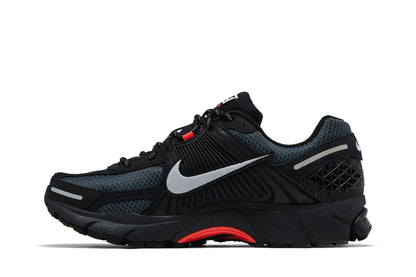 Nike Zoom Vomero 5 Black Metallic University Red sneaker afbeelding 3 - stylecode HV2527-002