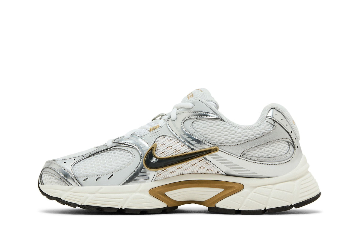 Nike V5 RNR Parachute Beige Metallic Pewter sneaker afbeelding 3 - stylecode HJ5228-102