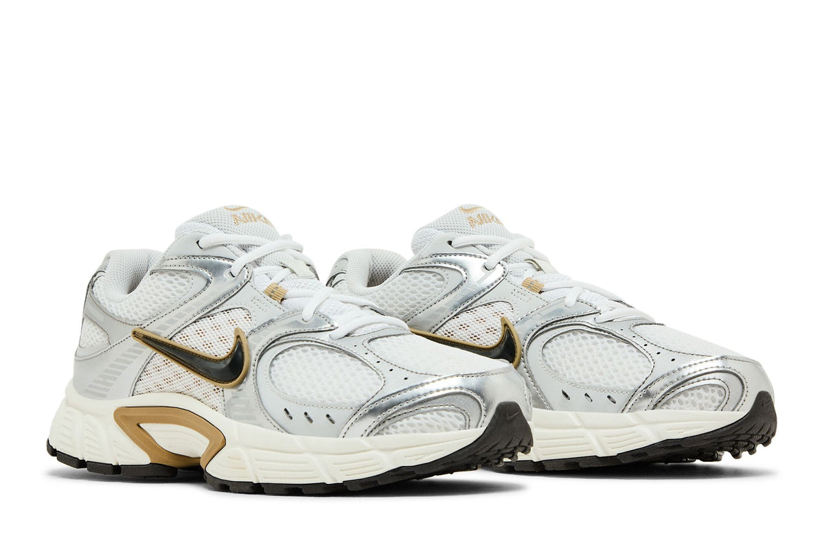 Nike V5 RNR Parachute Beige Metallic Pewter sneaker afbeelding 8 - stylecode HJ5228-102