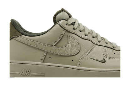 Nike Air Force 1 Low '07 LV8 Light Army Cargo Khaki sneaker afbeelding 2 - stylecode HM9483-300