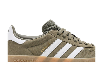 adidas Gazelle Indoor Olive Strata Cloud White Gum sneaker afbeelding 2 - stylecode JQ0174