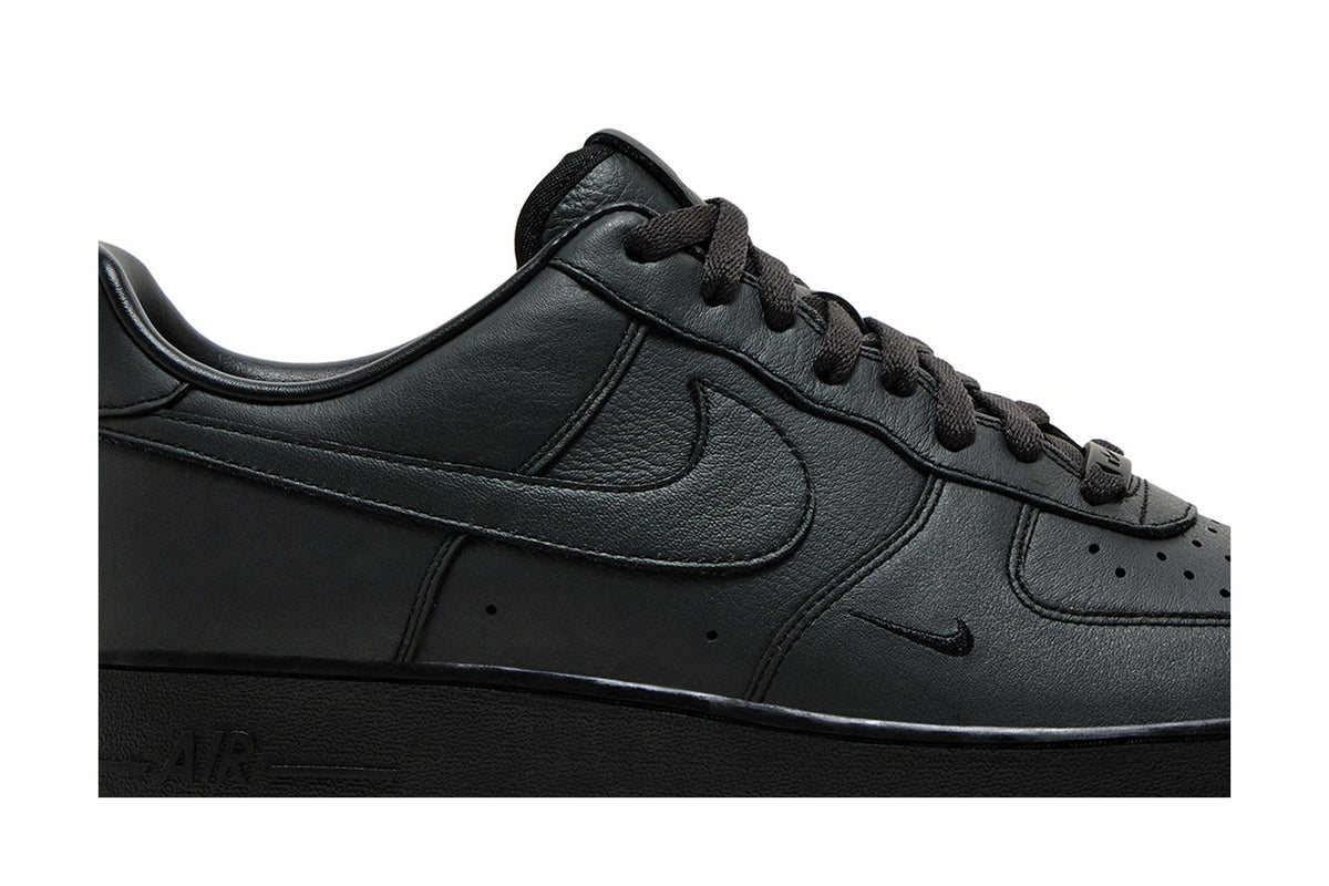 Nike Air Force 1 Low .SWOOSH Dirty Triple Black sneaker afbeelding 2 - stylecode HJ9348-001