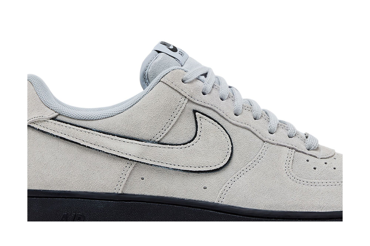 Nike Air Force 1 Low '07 LV8 Light Smoke Grey Suede Black sneaker afbeelding 2 - stylecode HQ1966-001