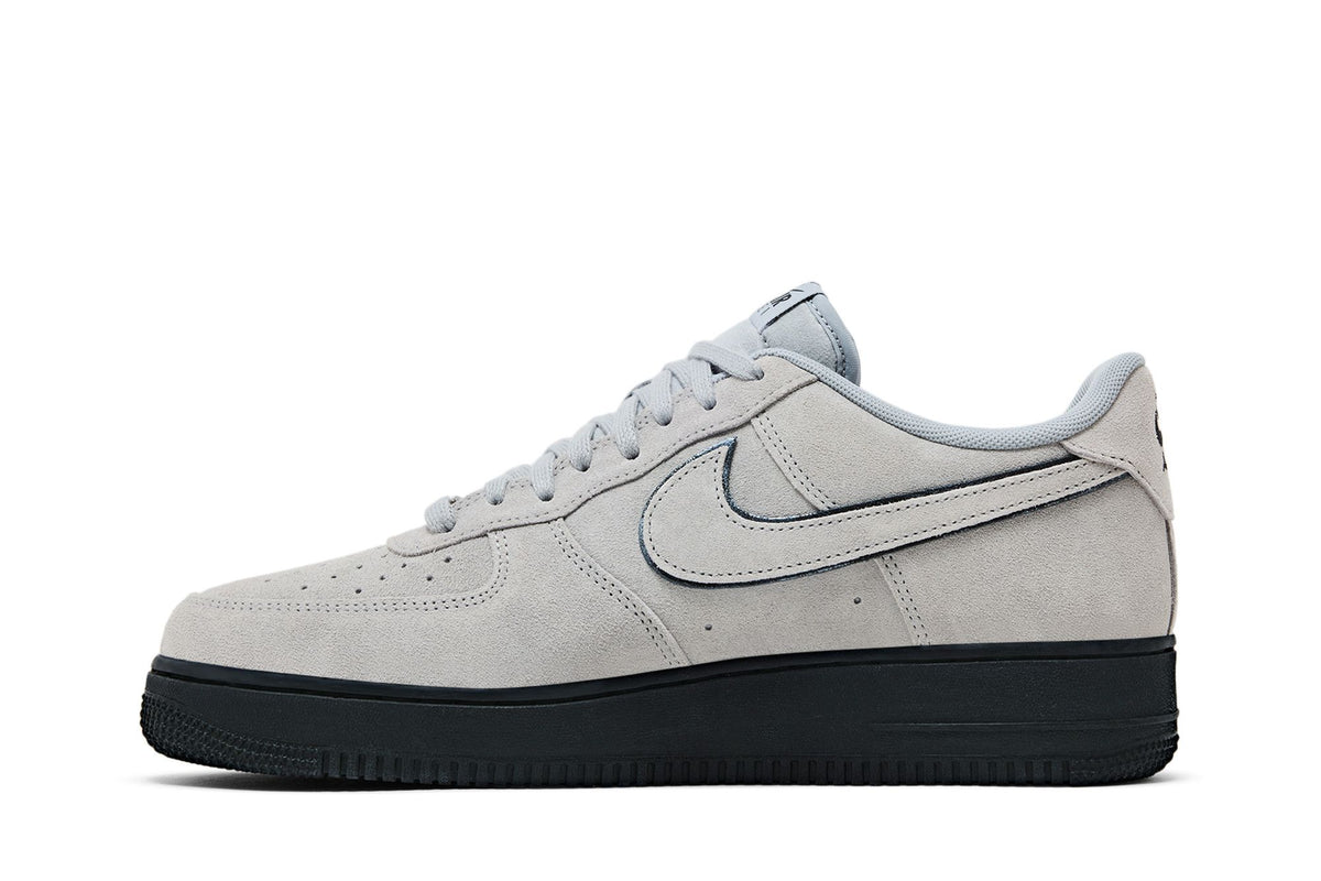 Nike Air Force 1 Low '07 LV8 Light Smoke Grey Suede Black sneaker afbeelding 3 - stylecode HQ1966-001