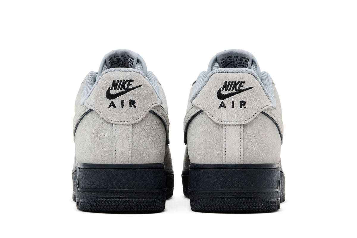 Nike Air Force 1 Low '07 LV8 Light Smoke Grey Suede Black sneaker afbeelding 6 - stylecode HQ1966-001