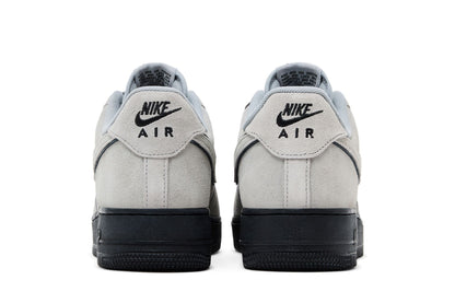 Nike Air Force 1 Low '07 LV8 Light Smoke Grey Suede Black sneaker afbeelding 6 - stylecode HQ1966-001