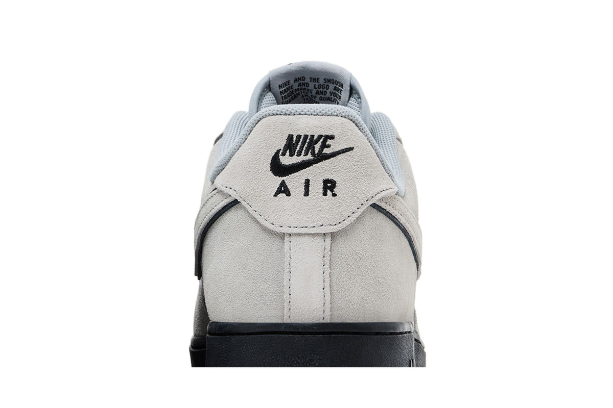 Nike Air Force 1 Low '07 LV8 Light Smoke Grey Suede Black sneaker afbeelding 7 - stylecode HQ1966-001