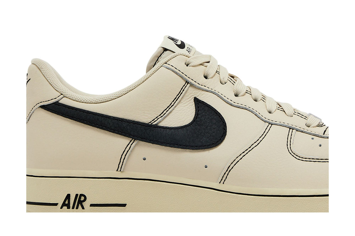Nike Air Force 1 Low '07 LV8 Light Khaki Black sneaker afbeelding 2 - stylecode HQ2037-200