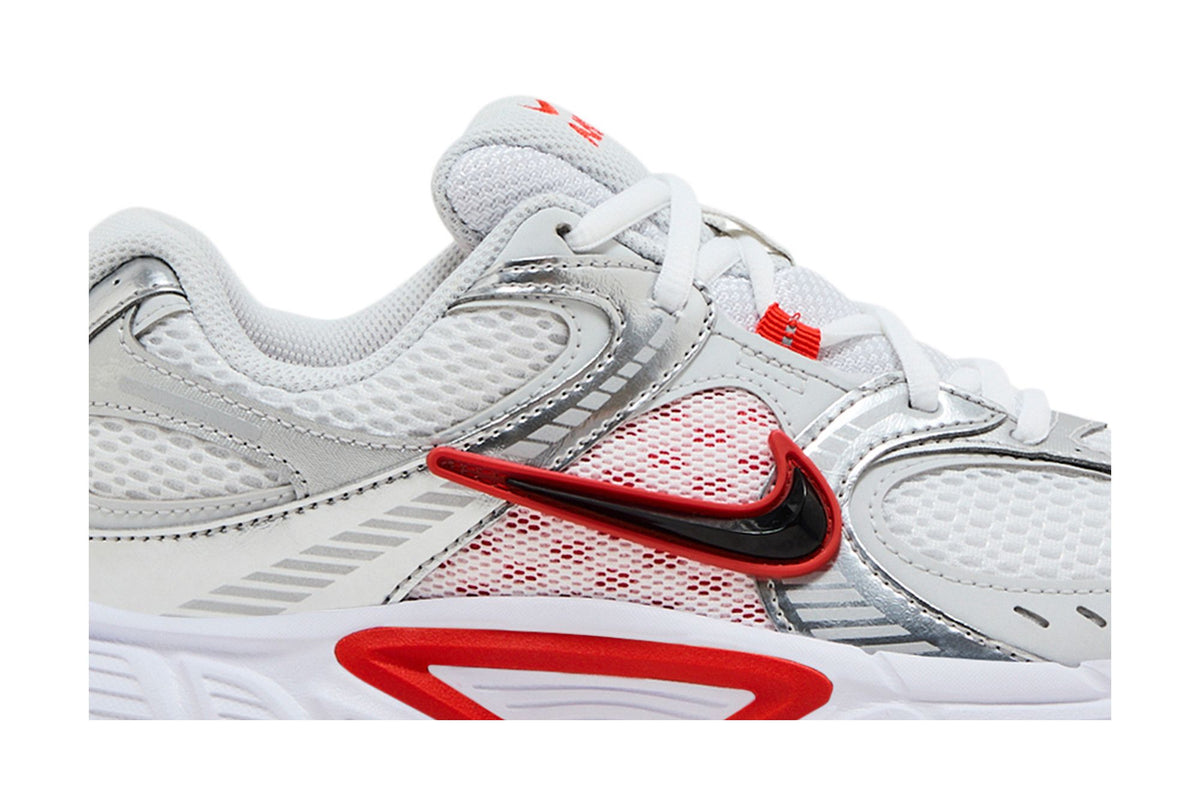 Nike V5 RNR White Picante Red Vast Grey Black (Women's) sneaker afbeelding 2 - stylecode HQ7901-100