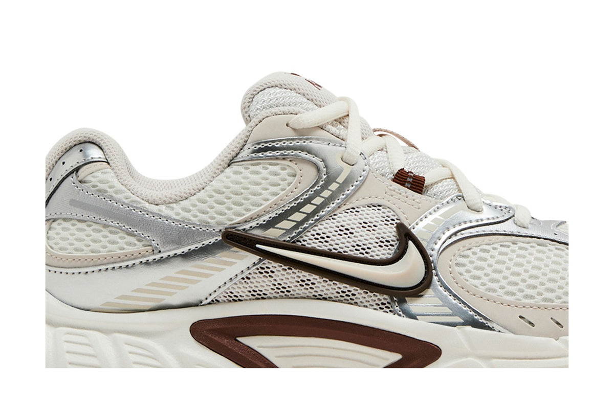 Nike V5 RNR Sail Fauna Brown Phantom Light Orewood Brown (Women's) sneaker afbeelding 2 - stylecode HQ7901-102