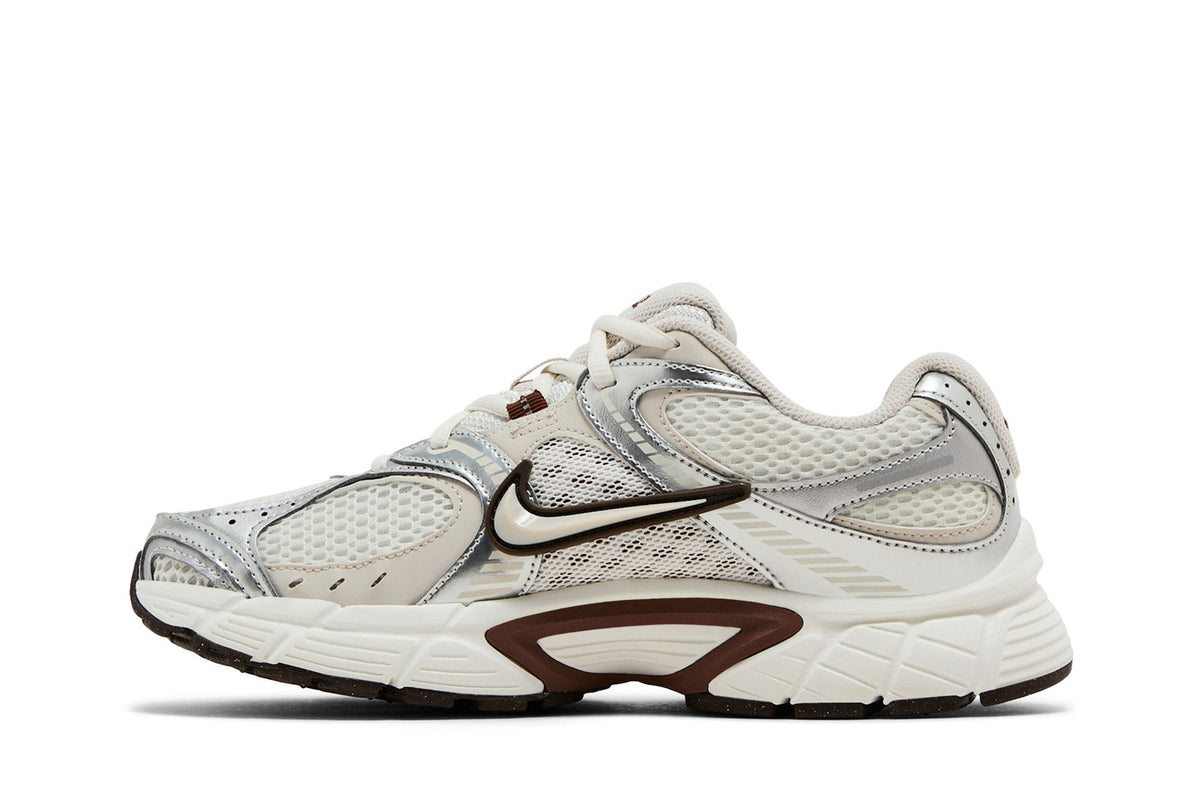 Nike V5 RNR Sail Fauna Brown Phantom Light Orewood Brown (Women's) sneaker afbeelding 3 - stylecode HQ7901-102
