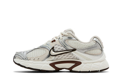 Nike V5 RNR Sail Fauna Brown Phantom Light Orewood Brown (Women's) sneaker afbeelding 3 - stylecode HQ7901-102