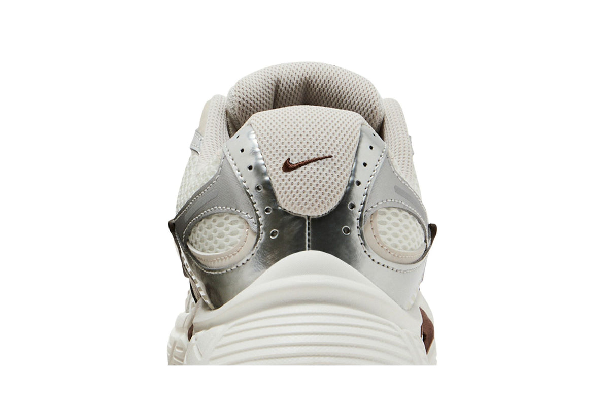 Nike V5 RNR Sail Fauna Brown Phantom Light Orewood Brown (Women's) sneaker afbeelding 7 - stylecode HQ7901-102